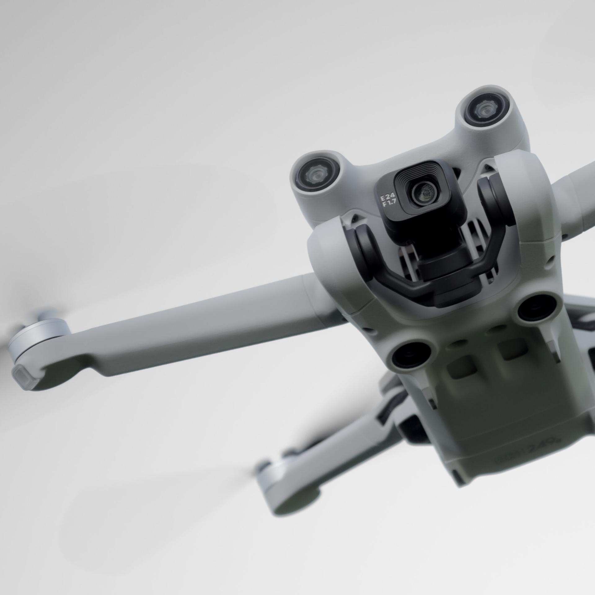 Nærbillede af en DJI drone med kamera og gimbal i luften