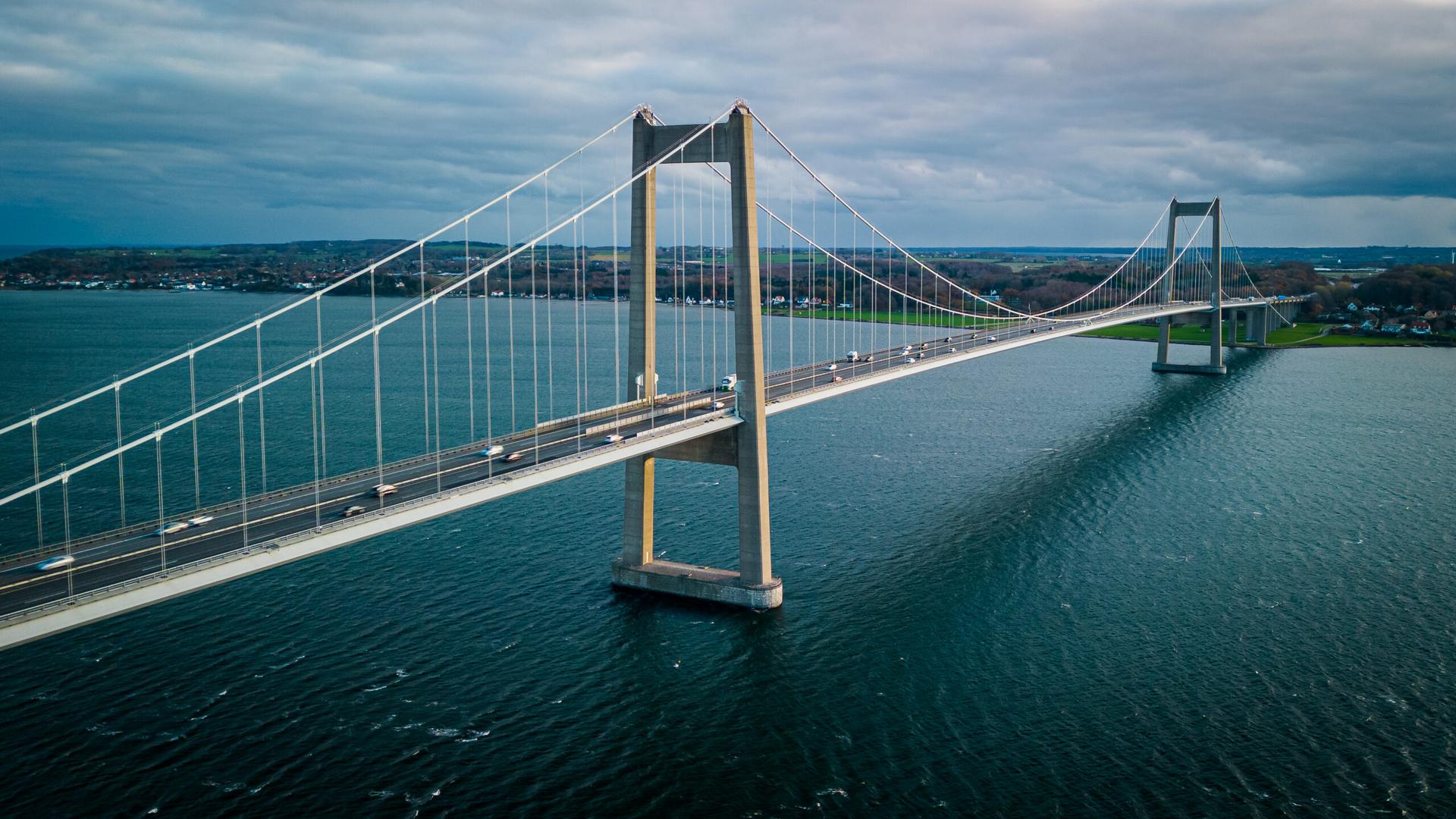 Dronefoto af Den Ny Lillebæltsbro over Lillebælt i skumringen, set fra siden i lav højde