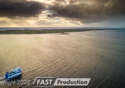 Professionelle dronefotos af Lyø færgen på vej mod regnvejret