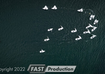 Professionelle dronefotos af både fra luften over november vand